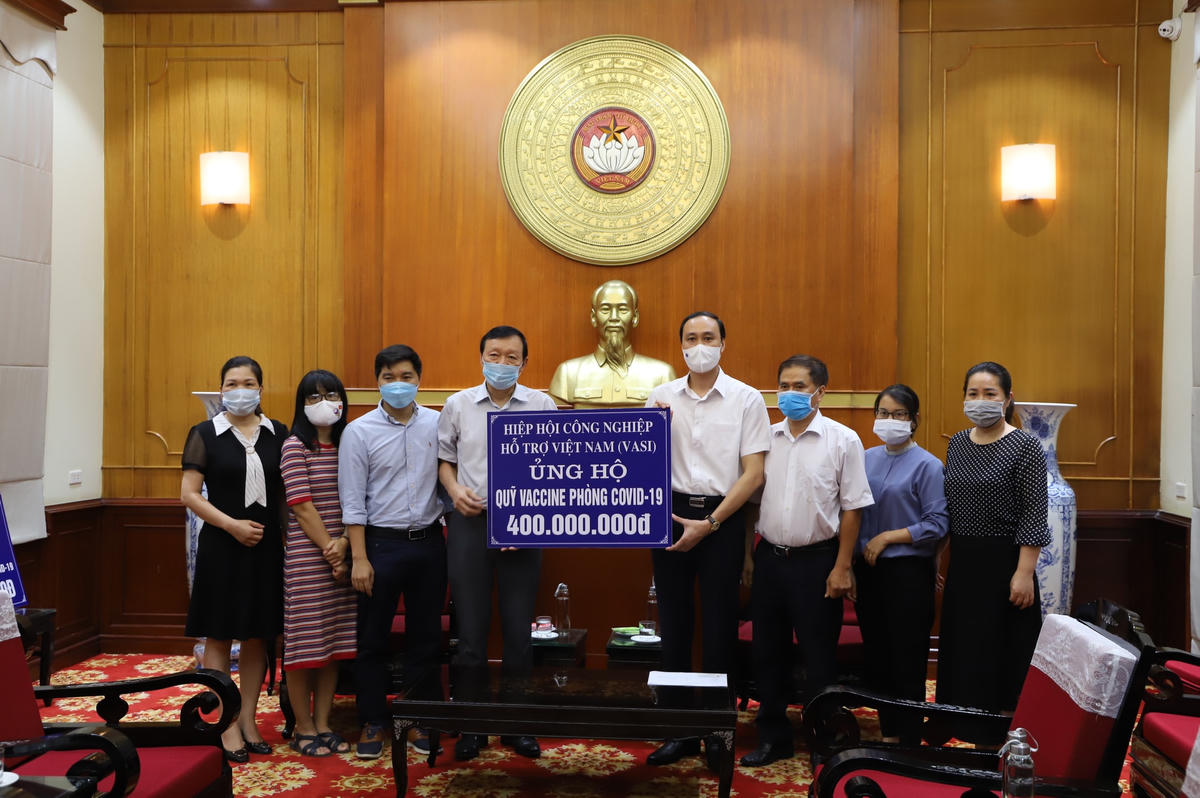 Phó Chủ tịch Phùng Khánh Tài tiếp nhận ủng hộ từ Hiệp hội Công nghiệp hỗ trợ Việt Nam (Vasi).