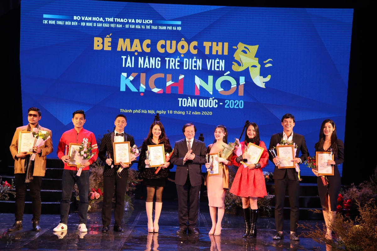 Trao HCV cho 9 Tài năng trẻ diễn viên kịch nói.