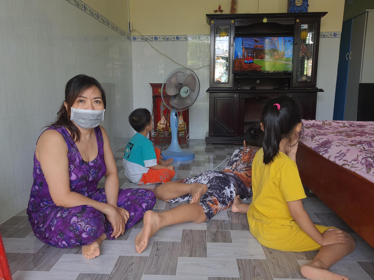 Chị Hoàng Hồng Kim, 38 tuổi cho biết, nhà có được 800m2 đất, cha mẹ tôi phân chia cho 4 chị em, dự tính đăng ký làm sổ đỏ, tách thửa, xây nhà… nhưng chưa làm được vì chính quyền địa phương không giải quyết vì sắp quy hoạch khu đô thị Tây Trần Phú.