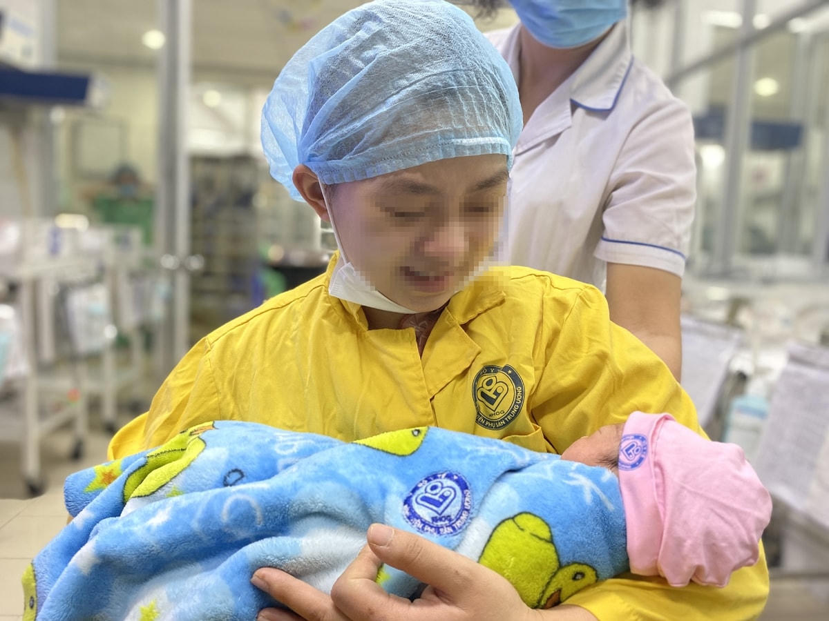 Bệnh nhân C. vui mừng khi nhìn thấy con.