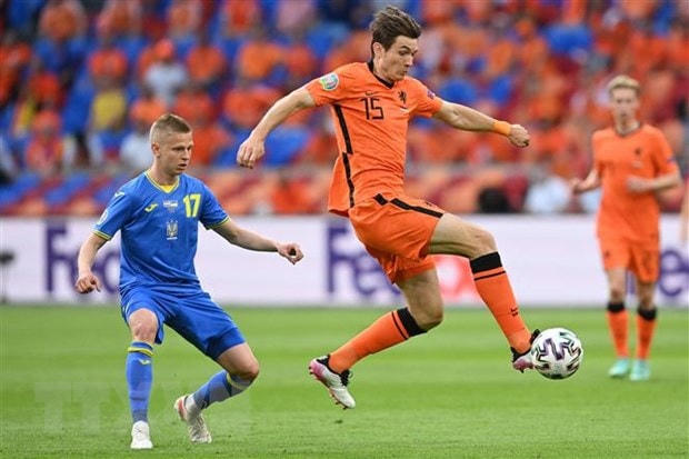 Tiền vệ Hà Lan Marten de Roon nỗ lực khống chế bóng trong trận đấu gặp Ukraine. (Ảnh: AFP/TTXVN).