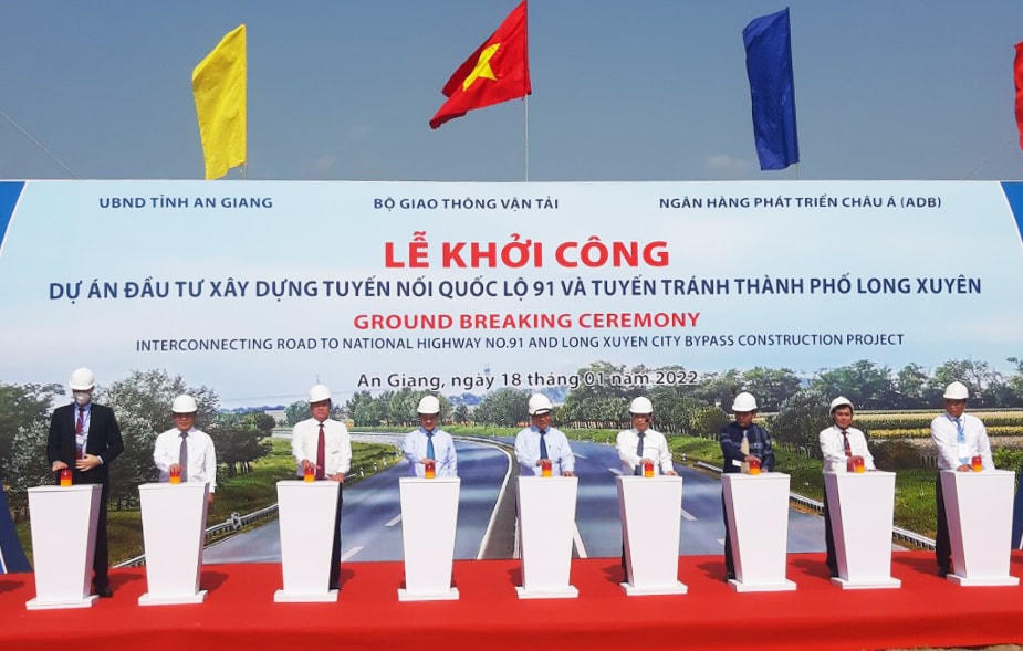 Chủ tịch nước Nguyễn Xuân Phúc nhấn nút khởi công dự án. 
