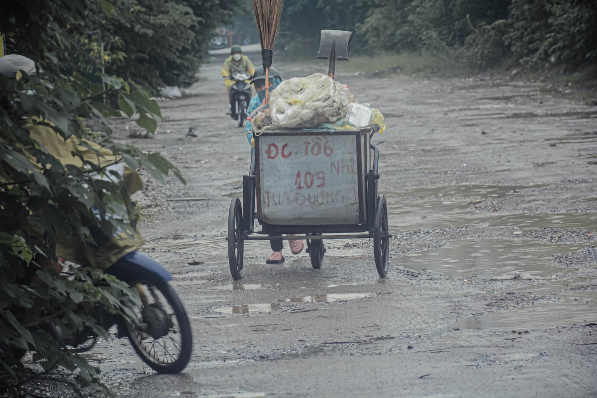 Chị Nguyễn Thị Hồng Nhì, công nhân Công ty môi trường Thăng Long cho biết: “Ngày nào tôi cũng phải đi làm qua đoạn đường này. Ngày nắng thì bụi, ngày mưa thì toàn bùn đất, bẩn thỉu. Rất mong cơ quan chức năng chỉ đạo làm lại con đường này cho người dân di chuyển bớt khó khăn hơn”.