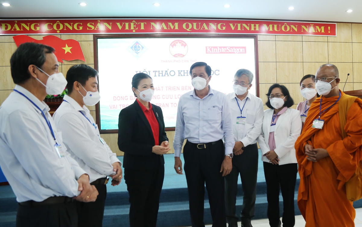 Phó Chủ tịch UBTƯ MTTQ Việt Nam Trương Thị Ngọc Ánh trao đổi với các đại biểu bên lề Hội thảo.