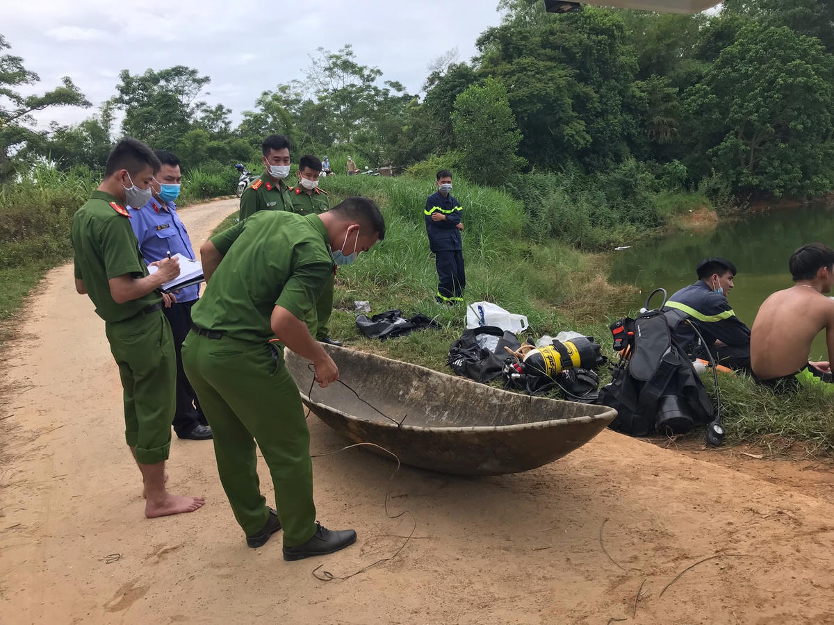 Lực lượng cứu hộ đang trục vớt chiếc thuyền bị đắm.