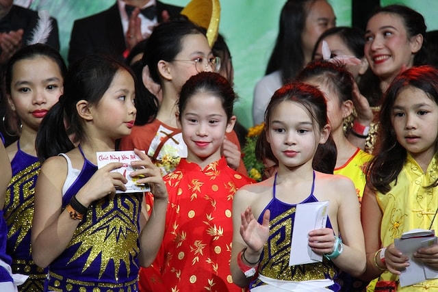 Trẻ em người Việt tại Pháp hào hứng trong một buổi biểu diễn nghệ thuật. Nguồn ảnh: nhandan.vn.