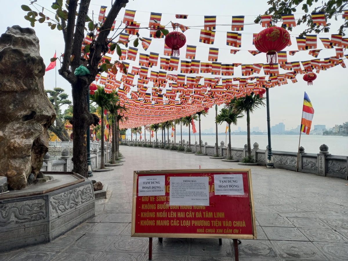 Chùa Trấn Quốc không đón khách.