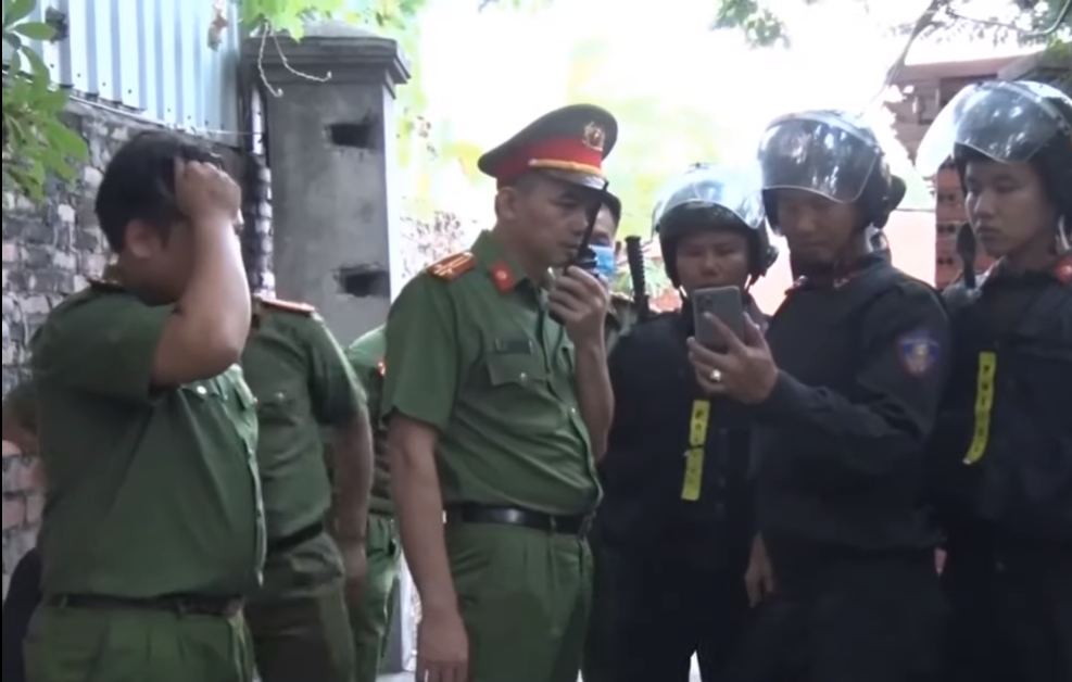 Lực lượng Công an bàn phương án để giải cứu cháu bé.