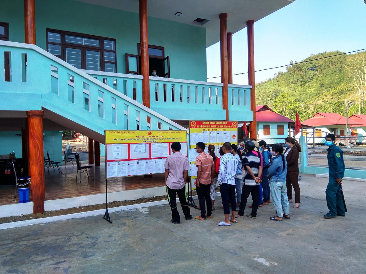 Cử tri ở xã Trà Leng xem lại danh sách ứng cử viên.