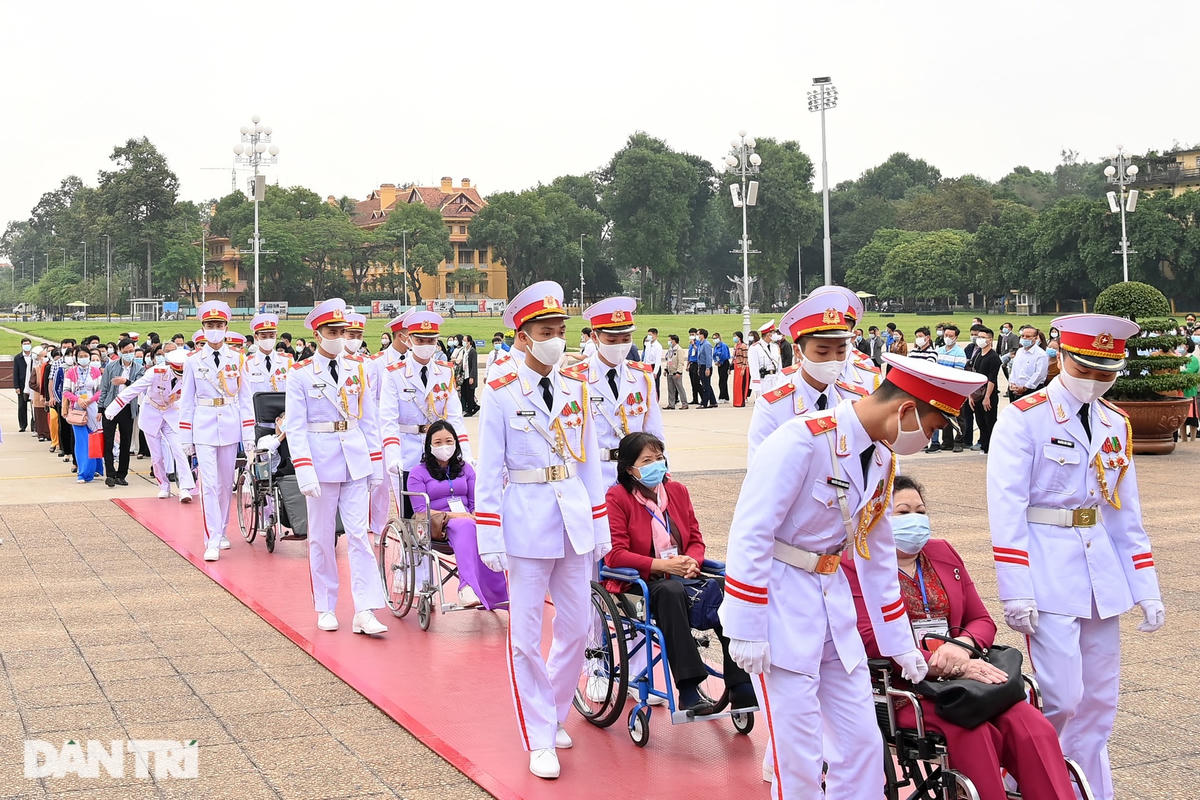 [ẢNH] Đoàn 400 tấm gương sáng thầm lặng vì cộng đồng vào Lăng viếng Bác