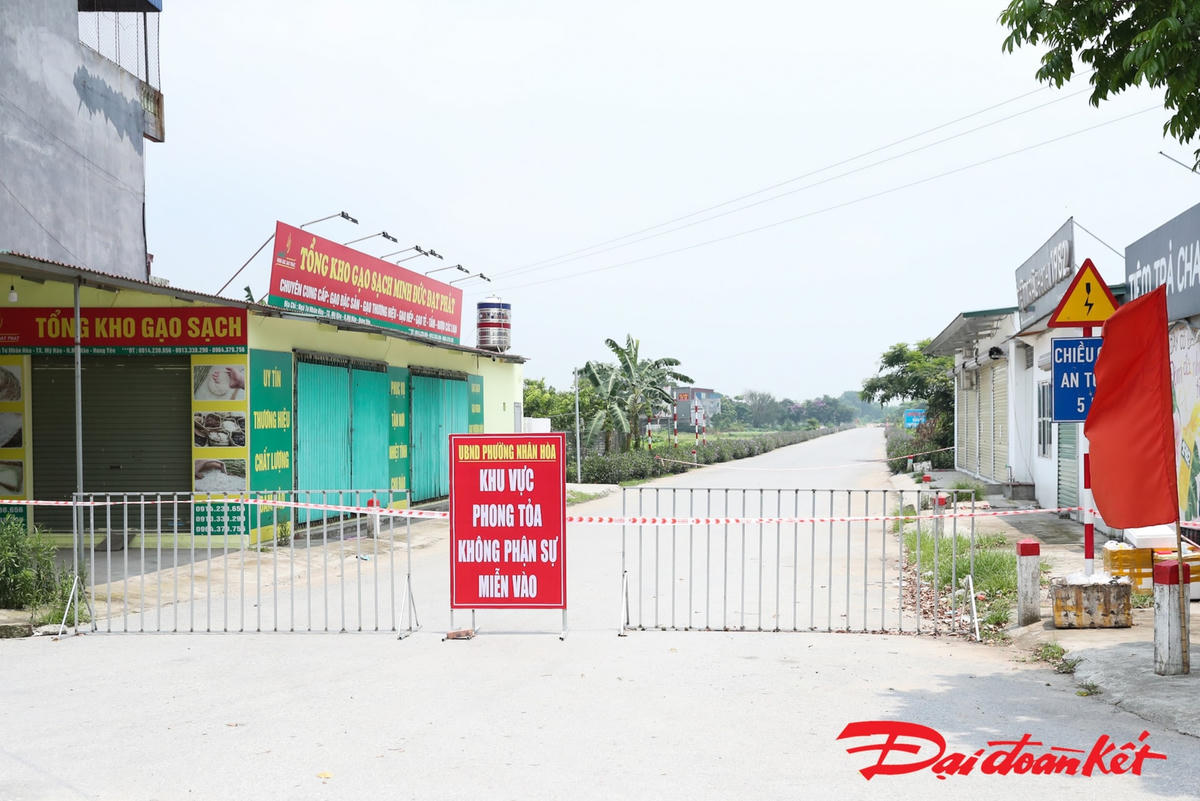 Một số chốt kiểm soát tại thị xã Mỹ Hào. Ảnh: Quang Vinh. 