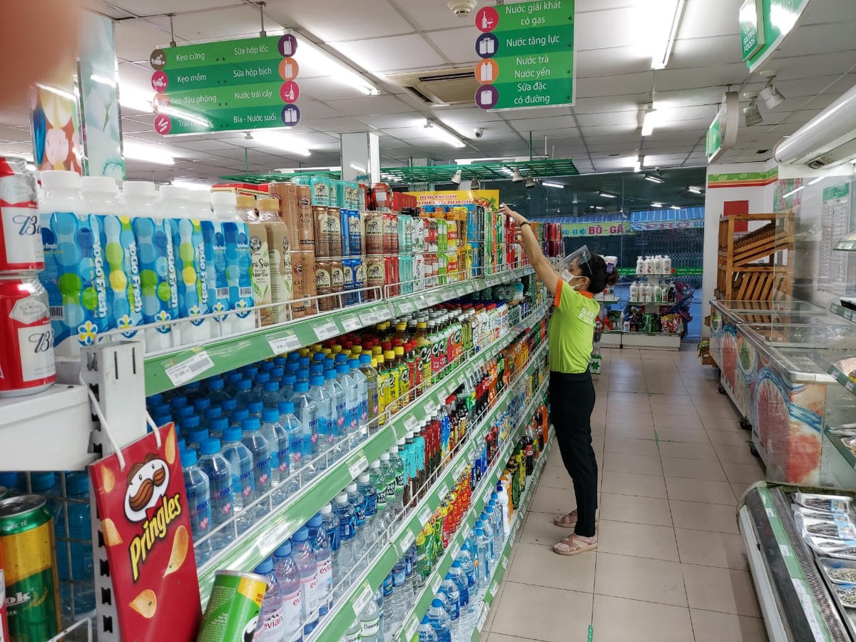 Tai siêu thị SatraFoods nằm trên đường Nguyễn Văn Quá, phường Tân Hưng Thuận, bánh kẹo, nước ngọt tràn ngập, rau củ, quả khan hiếm. Ảnh: Trung Lĩnh