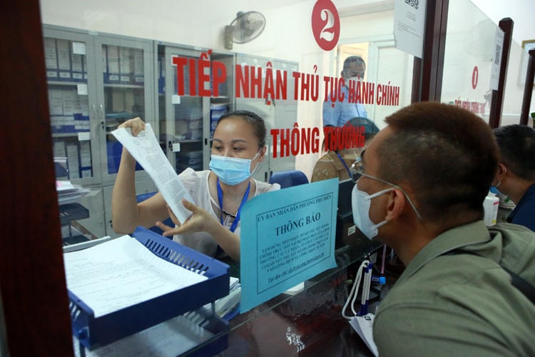 Anh Phạm Thắng Toàn – Công ty TNHH giải pháp bán hàng TM Điện tử cho biết, nhiều nhân viên của anh đã không thể đi làm việc, nên anh phải lên phường để xin xác nhận. Nguồn: Báo Tin Tức.