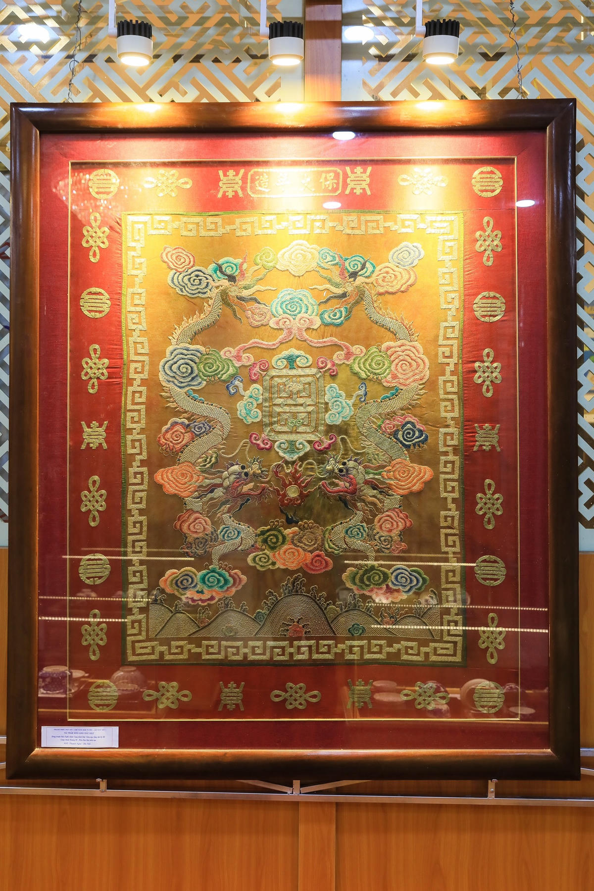 Giới thiệu cổ vật cung đình Huế