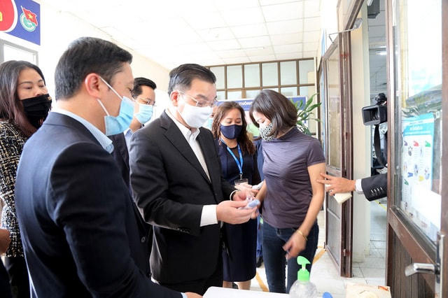 Chủ tịch UBND thành phố Hà Nội Chu Ngọc Anh kiểm tra công tác phòng, chống dịch Covid-19 tại Tổng Công ty May 10.