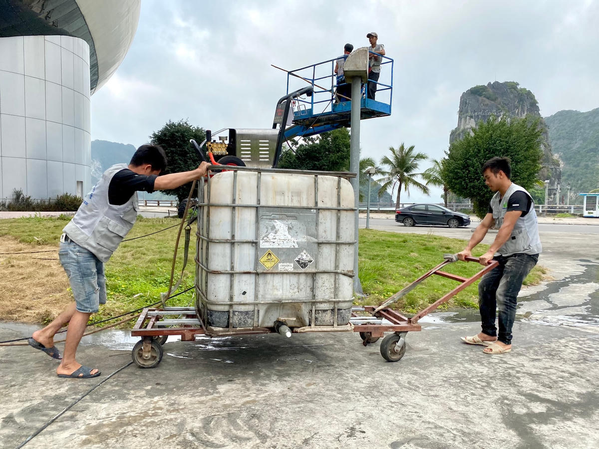 Bình chứa nước pha hóa chất tẩy rửa chuyên dụng.