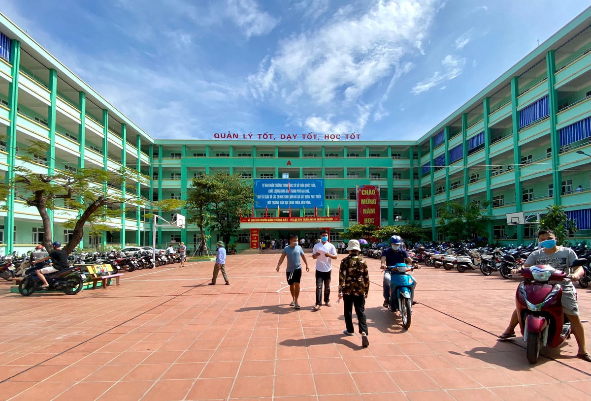 Trường THCS Trần Quốc Toản với không gian thoáng mát, rộng rãi được trưng dụng để làm điểm tiêm chủng tại phường Hồng Hà (TP Hạ Long).