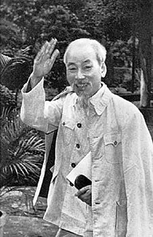 Triển lãm tranh cổ động tuyên truyền kỷ niệm 110 năm Ngày Bác Hồ ra đi tìm đường cứu nước
