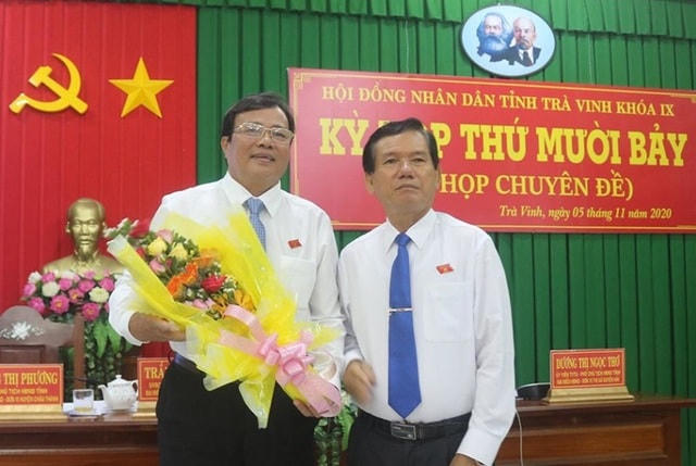 Ông Lê Văn Hẳn (bên trái). Ảnh: Dân trí.
