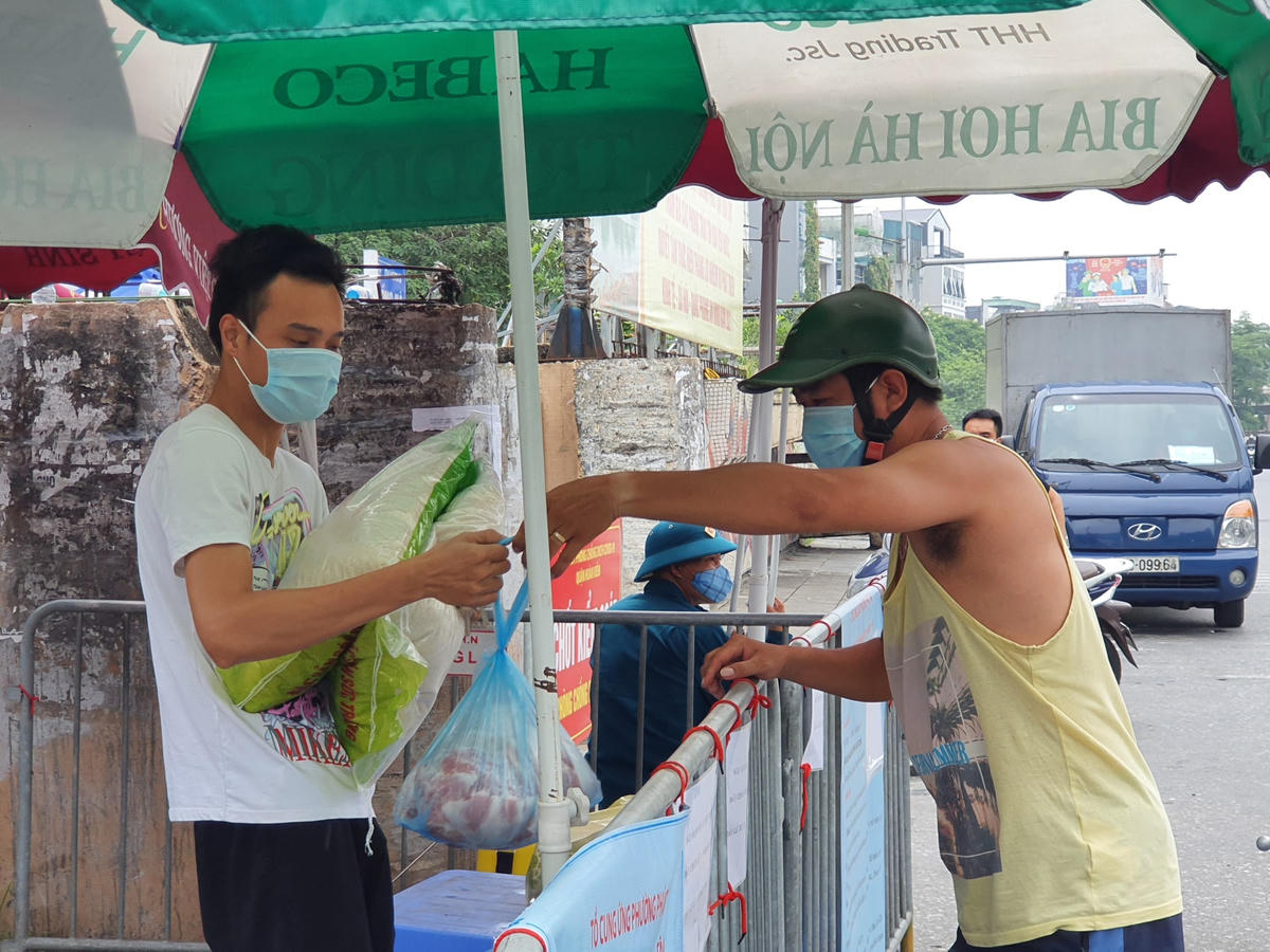Đồ tiếp tế chủ yếu là lương thực, thực phẩm...