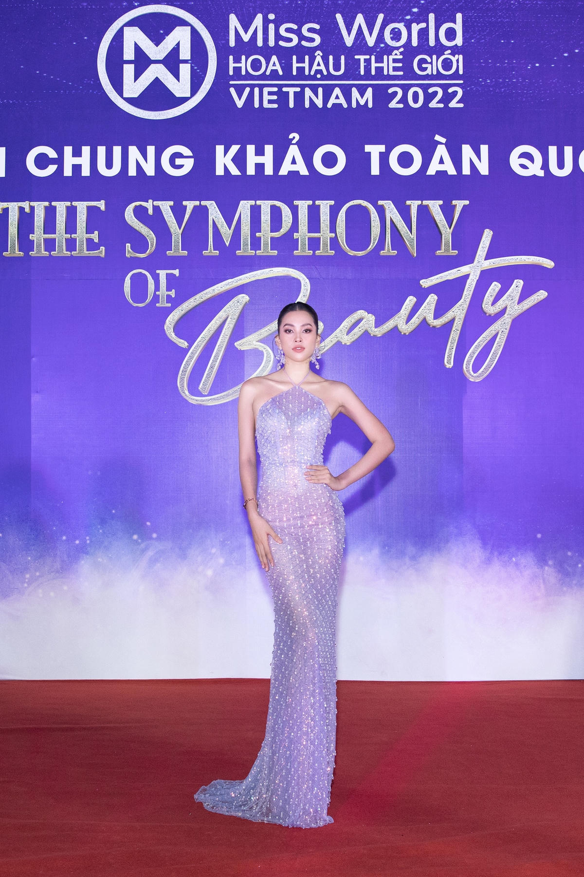 Hoa hậu Tiểu Vy cũng gây chú ý với đầm dạ hội màu tím khoe lưng trần táo bạo.