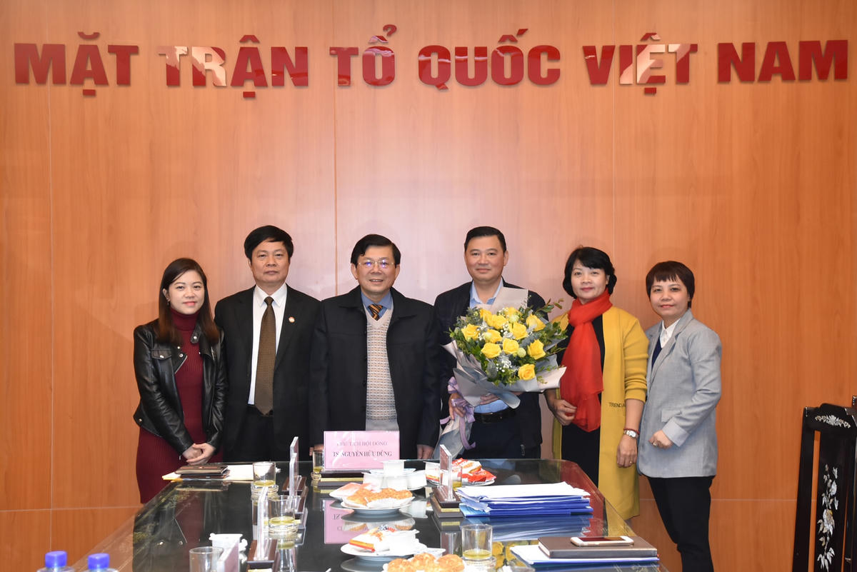 Phó Chủ tịch Nguyễn Hữu Dũng tặng hoa chúc mừng Ban Chủ nhiệm đề tài.