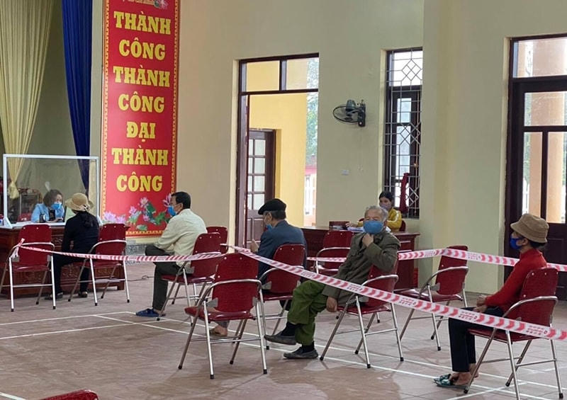 Đảm bảo khoảng cách khi khách hàng thực hiện các công việc liên quan đến giao dịch