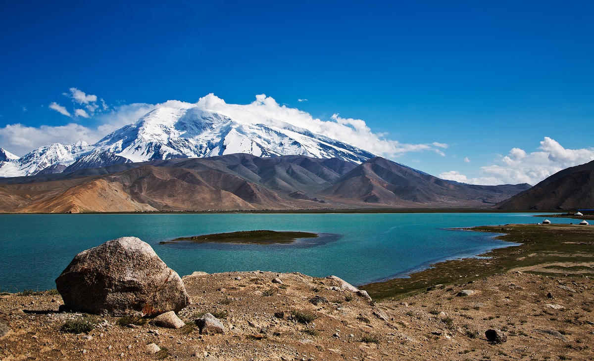 Mặt đất khô cằn, không có đến một bông hoa nhánh cỏ do khí hậu vô cùng cực đoan tại nơi đây. Ảnh: Daily Mail.