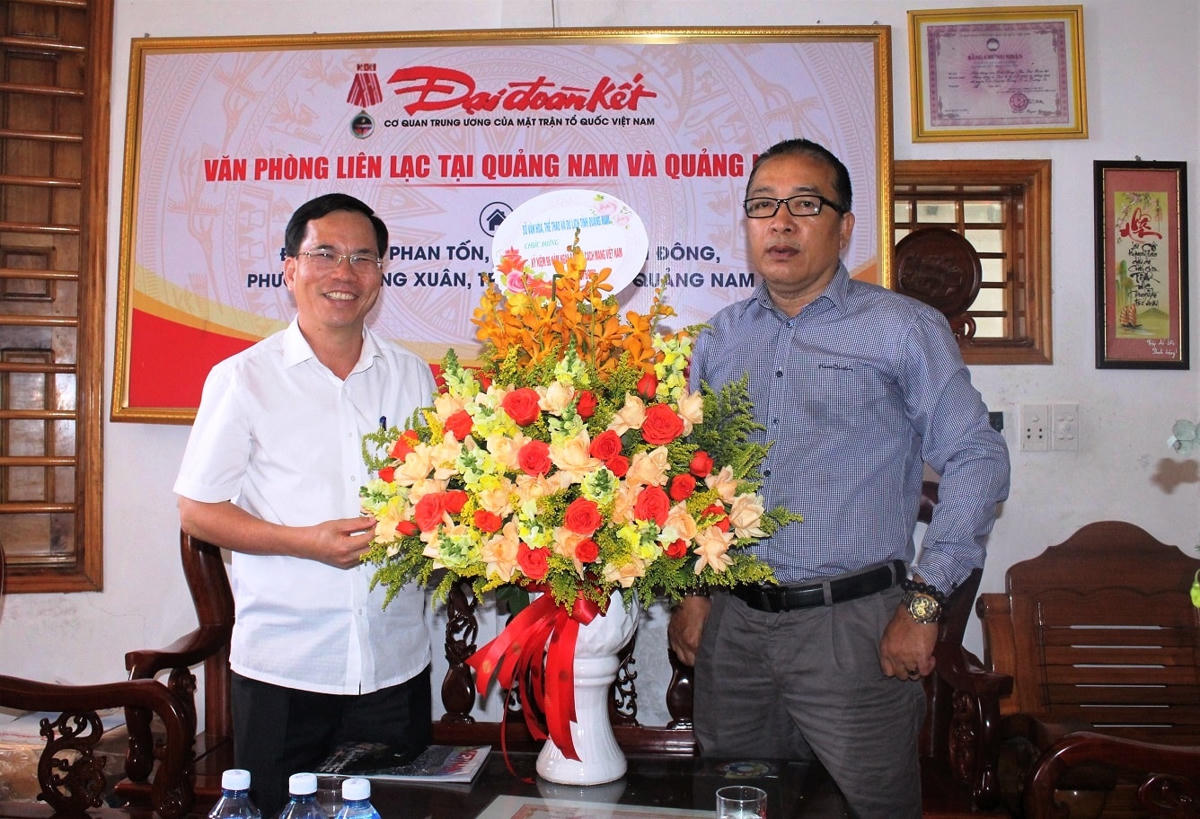 Lãnh đạo Sở VH,TT&DL tỉnh Quảng Nam chúc mừng Văn phòng Báo Đại Đoàn Kết.
