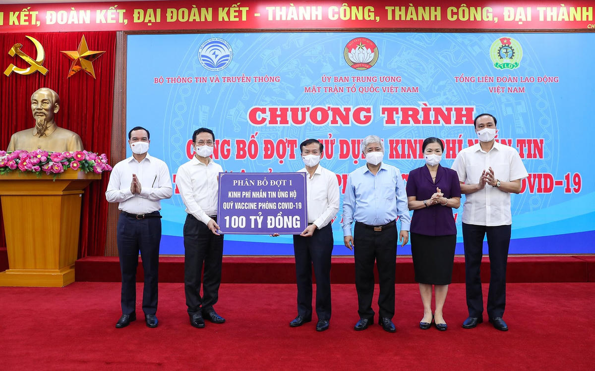 Với sự chứng kiến của Chủ tịch UBTƯ MTTQ Việt Nam Đỗ Văn Chiến và Chủ tịch Tổng Liên đoàn Lao động Việt Nam Nguyễn Đình Khang, Bộ trưởng Bộ Thông tin và Truyền thông Nguyễn Mạnh Hùng đã trao số tiền ủng hộ 100 tỷ đồng cho Quỹ vaccine phòng, chống Covid-19.