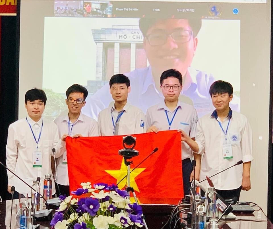 Đoàn học sinh Việt Nam dự Olympic Toán quốc tế 2021.