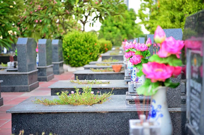 Tại các phần mộ Liệt sỹ tại nghĩa trang nhận chăm sóc, Viettel thay lọ hoa và hoa lụa.