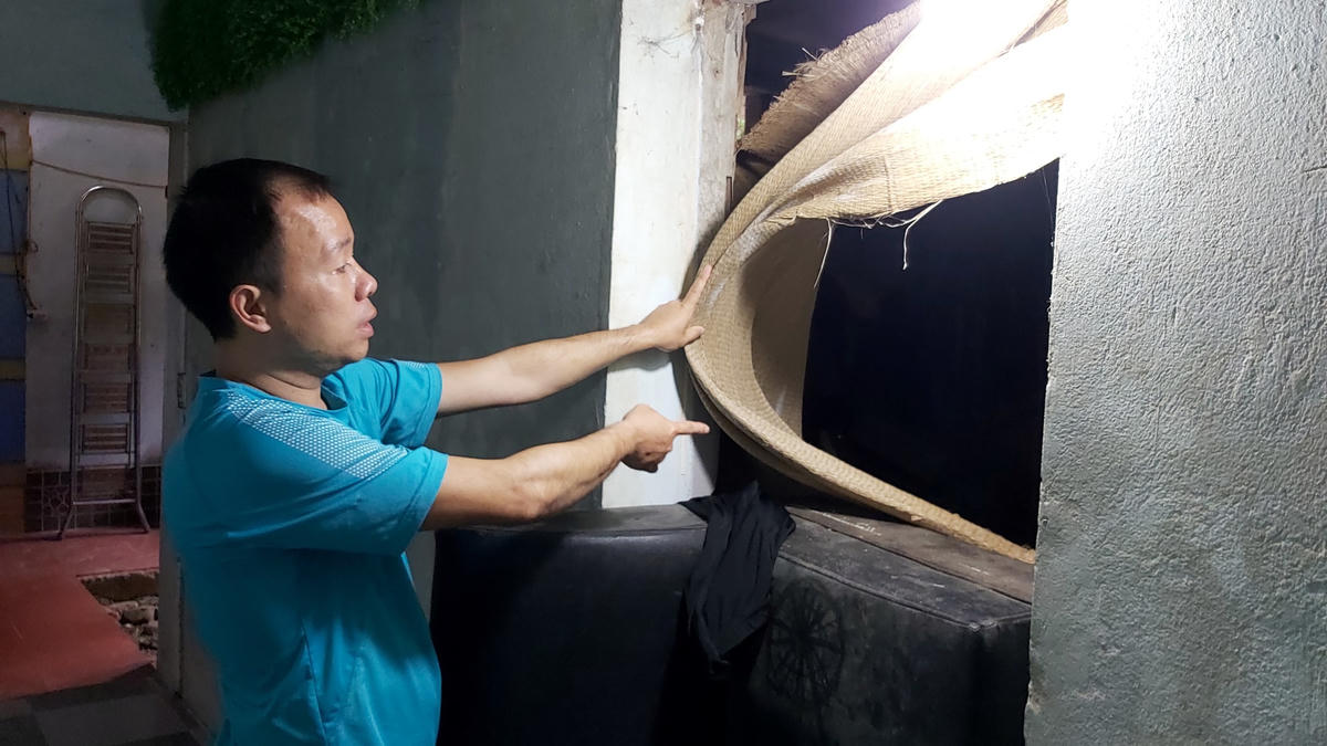 Anh Nguyễn Văn Dương (SN 1981) trú tại làng Khe Bố, xã Tam Quang bị thiệt hại nặng sau trận ngập lụt vào năm 7/2018 mà theo người dân là do thủy điện Khe Bố xả lũ.