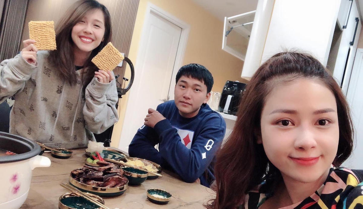 Dương Hoàng Yến ăn tối cùng Hậu Hoàng và Nguyễn Việt Long trong thời gian tham gia Sao nhập ngũ: “Khi 3 ta về chung một nhà”.  