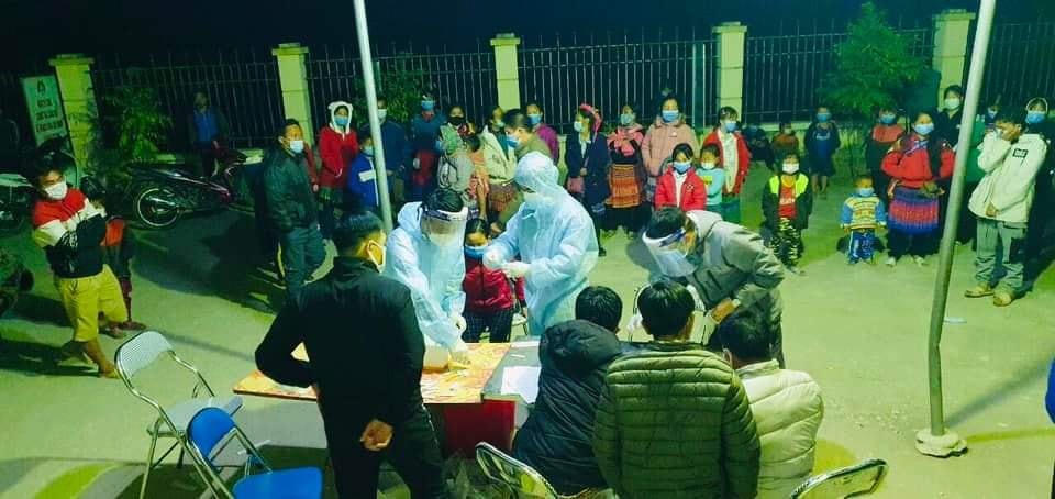 Cán bộ Y tế xã Pù Nhi (huyện Mường Lát) xuyên đêm thực hiện test nhanh tầm soát cho người dân trên địa bàn.