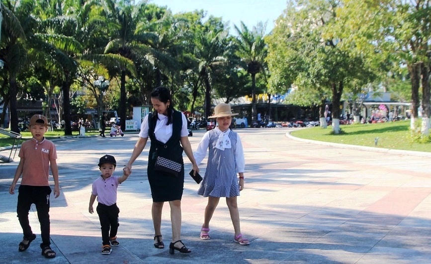 Người dân đưa con đến các điểm vui chơi.