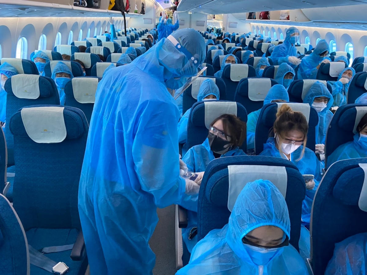 Bên trong chuyến bay của Vietnam Airlines đưa hơn 340 công dân Việt Nam về nước từ Singapore.