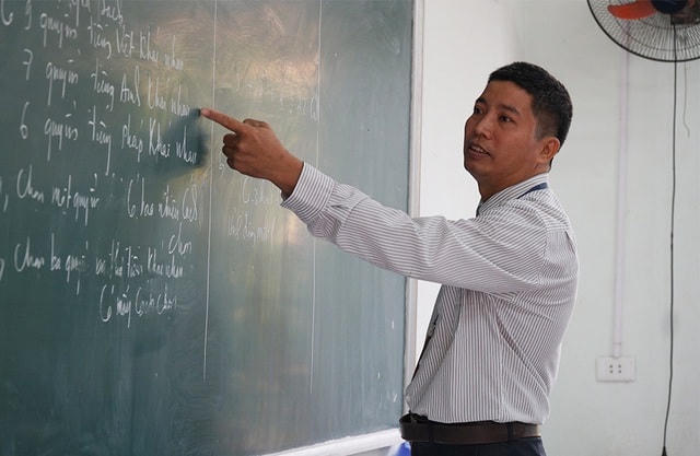 Nhiều thế hệ học trò ở Trường THPT Nguyễn Xuân Ôn (huyện Diễn Châu, Nghệ An) đã quen thuộc với hình ảnh thầy giáo viết tay trái nghiêm khắc nhưng đầy tình thương và trách nhiệm.  