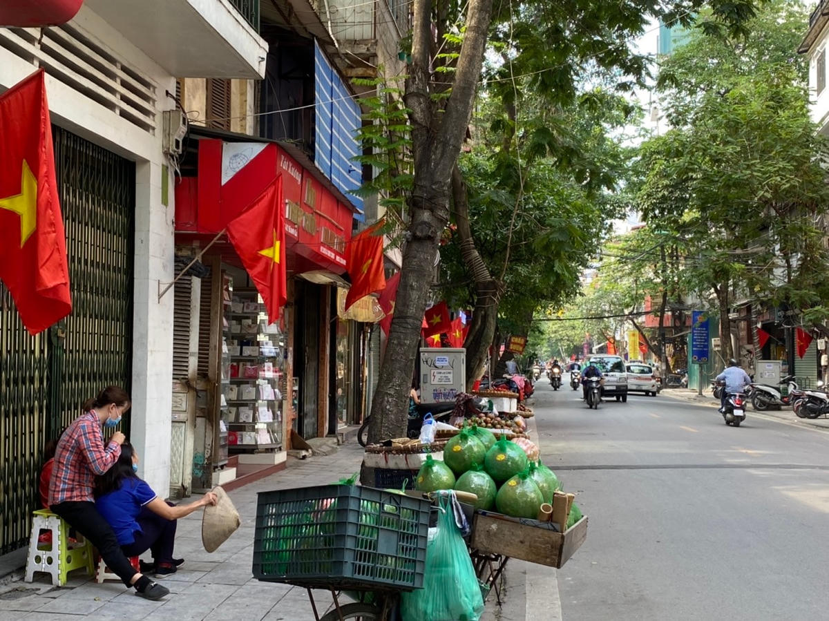 Khu vực phố cổ những người bán hàng rong ngồi tạm nghỉ, chờ khách. Ảnh: L.A..