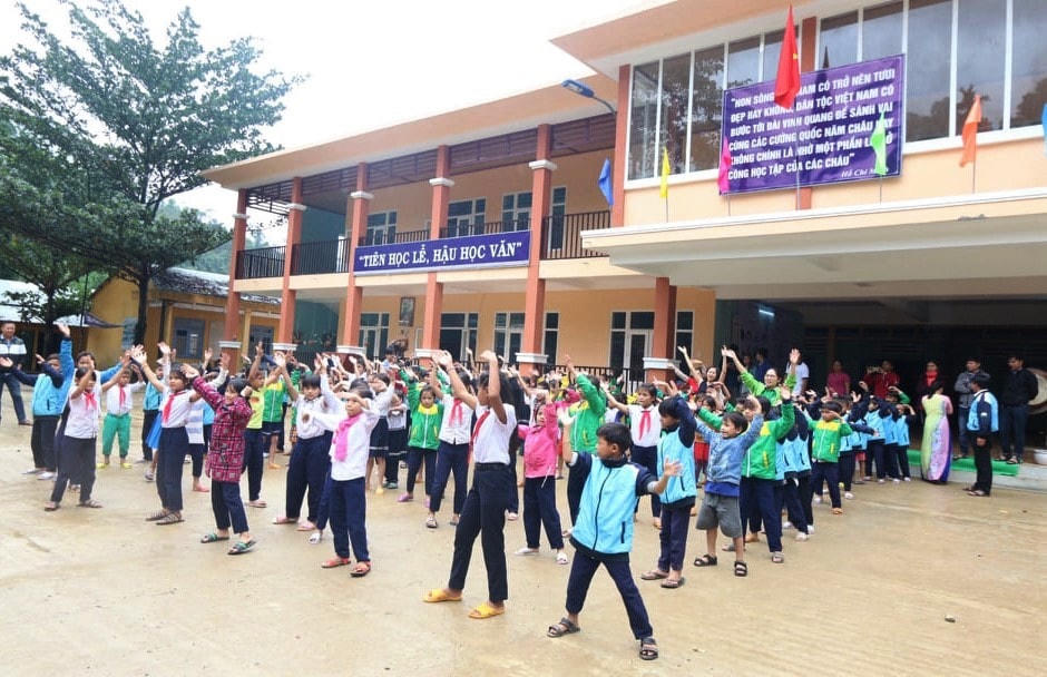 : Một giờ hoạt động ngoại khóa của học sinh Trà Leng.