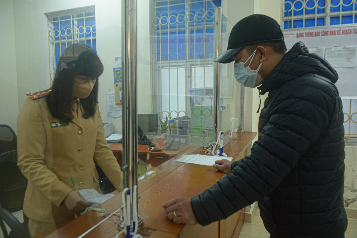 Được biết, từ năm 2020, Phòng CSGT Hà Nội đã áp dụng hình thức xử phạt trực tuyến trên Cổng dịch vụ công quốc gia. Qua 2 năm triển khai, công tác xử phạt, giải quyết thủ tục hành chính tại phòng đã đạt đến mức độ 1 và 2.