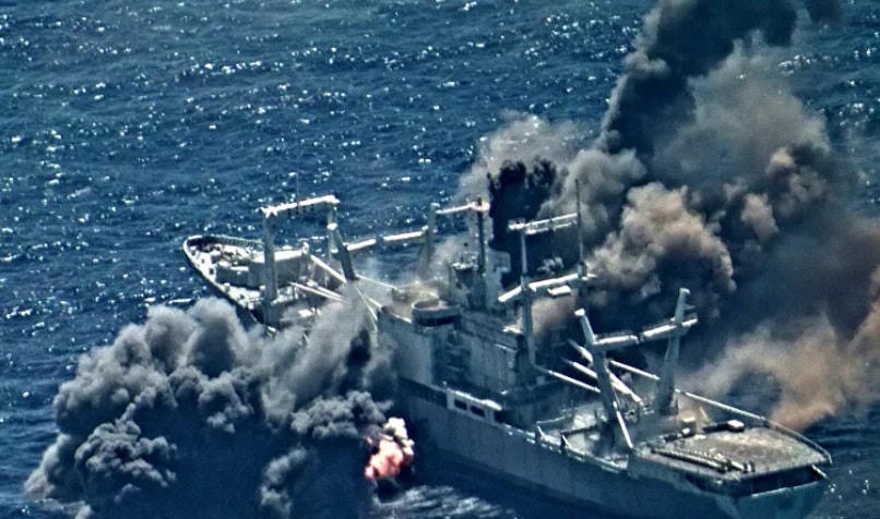 Hỏa lực từ các tàu và máy bay tham gia cuộc tập trận Vành đai Thái Bình Dương (RIMPAC) đánh chìm tàu ​​chở hàng đổ bộ đã ngừng hoạt động USS Durham (LKA 114), ngày 30/8.  