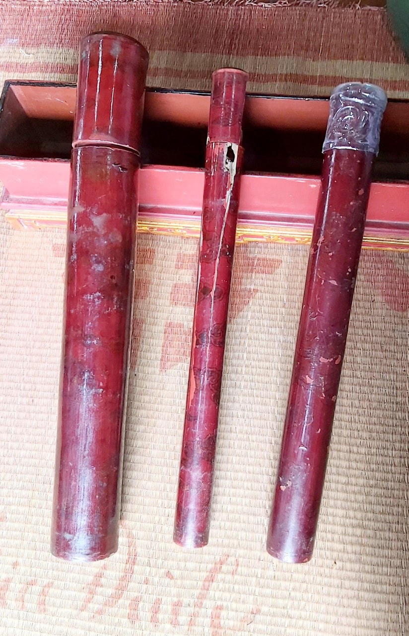 Sáu sắc phong của vua ban được lưu giữ trong 3 hộp bằng tre, bên ngoài chạm trổ hình rồng, phượng, hiện đang được trông coi rất cẩn thận. Nếu không có sự đồng ý của chính quyền, không ai được mở các sắc phong này ra xem. (Ảnh: Điền Bắc).
