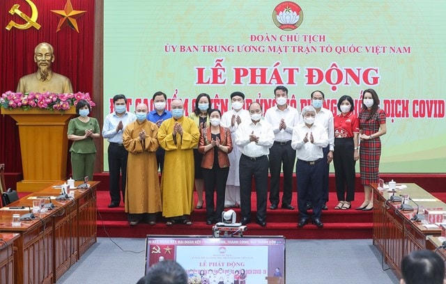 Các tôn giáo tham gia ủng hộ công tác phòng, chống dịch tại Lễ phát động đợt cao điểm quyên góp ủng hộ do Đoàn Chủ tịch UBTƯ MTTQ Việt Nam tổ chức. Ảnh: Quang Vinh.