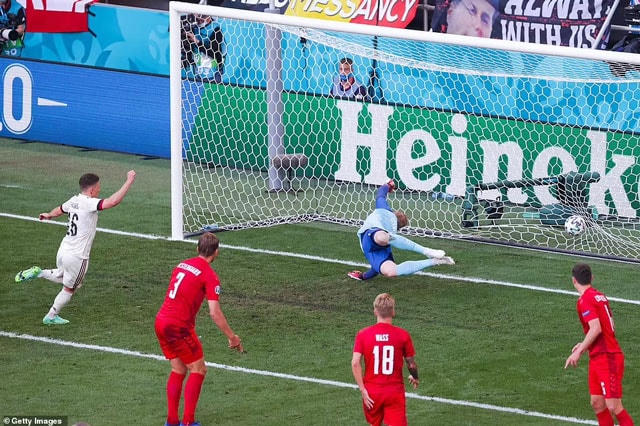 Thorgan Hazard quân bình tỷ số cho Bỉ