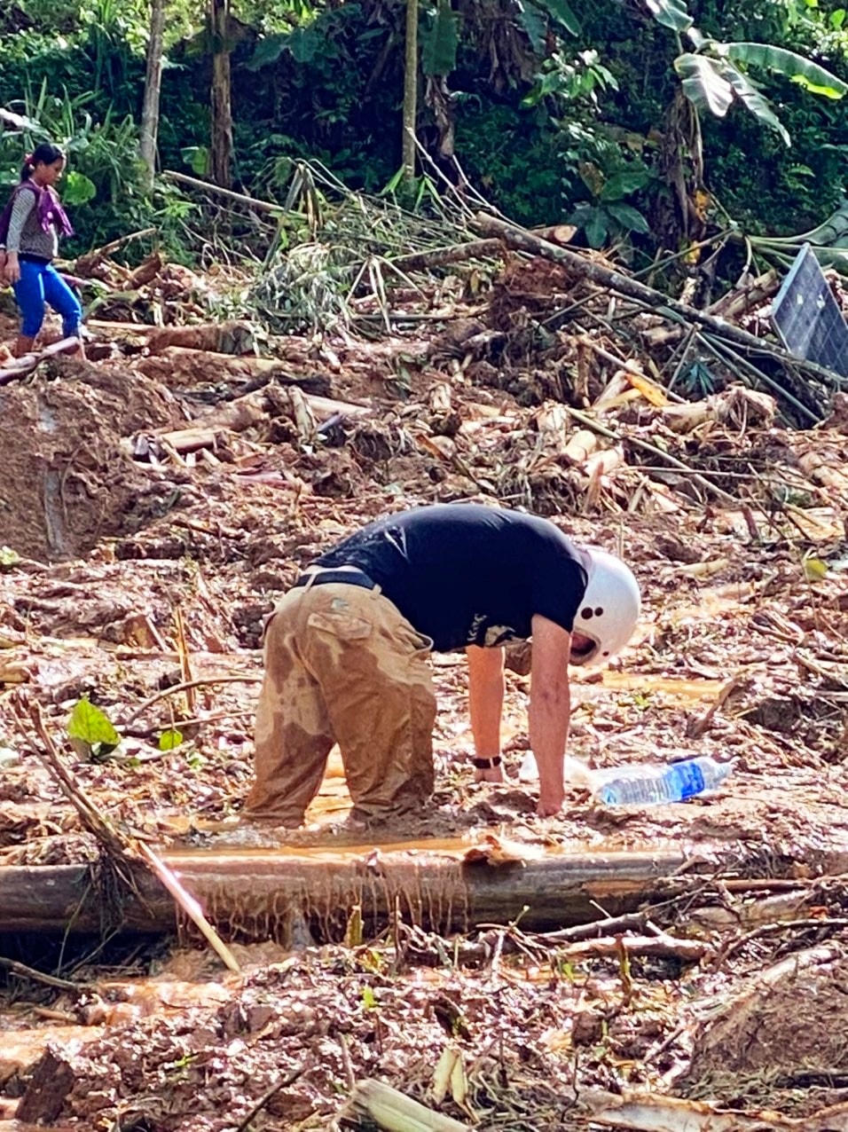 Thảm họa bất ngờ sang phẳng ngôi làng, người dân gục ngã.