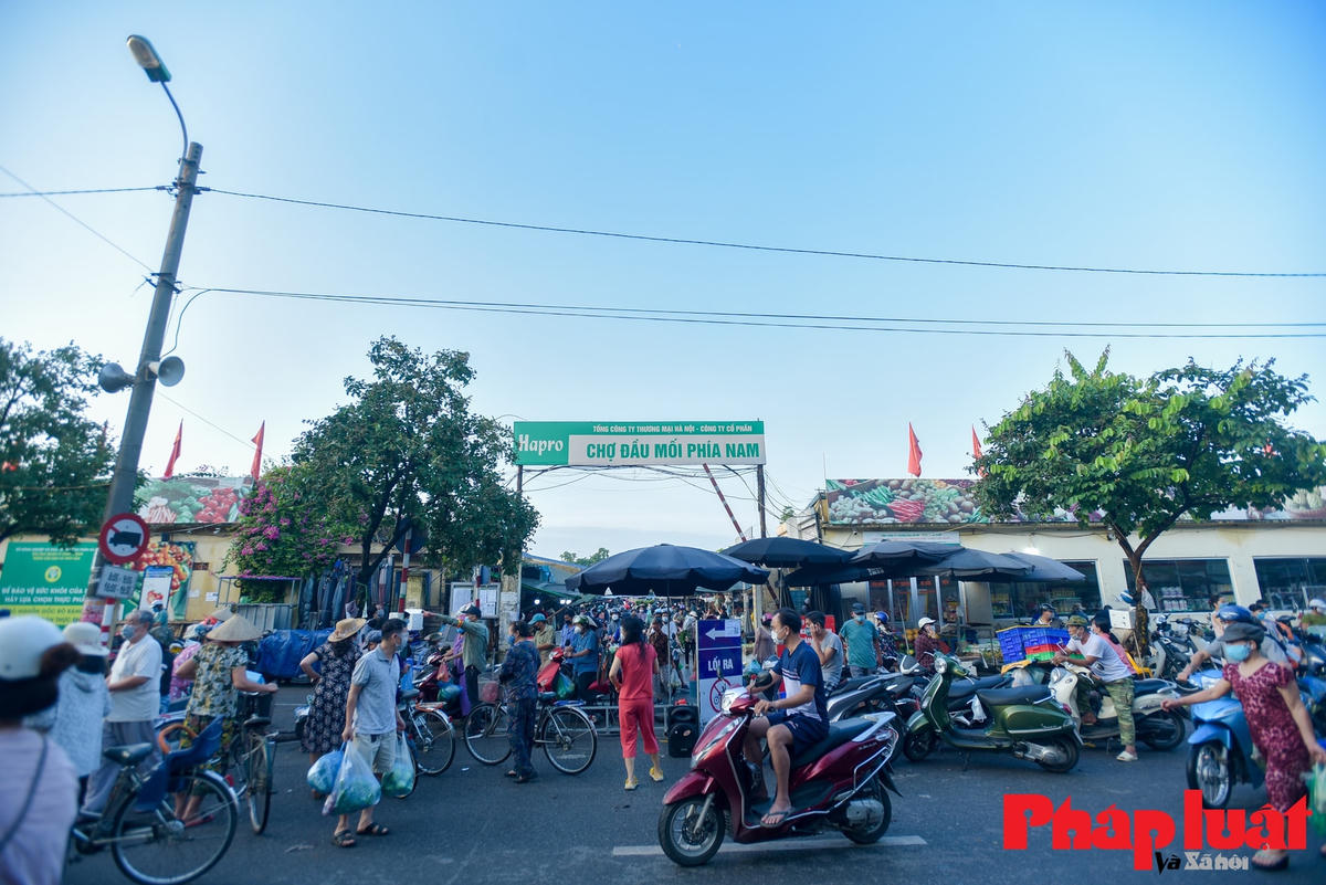 Trước những diễn biến dịch bệnh phức tạp trên địa bàn thủ đô và các địa phương trên cả nước, với chủng virus Delta có tốc độ lây lan nhanh, phức tạp và nguy hiểm, Chủ tịch UBND TP ban hành chỉ thị thực hiện giãn cách xã hội theo nguyên tắc chỉ thị số 16/CT-TTg từ 6h ngày 24/7. Ảnh: Pháp luật và Xã hội.
