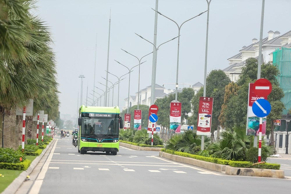 Những chiếc xe buýt điện đầu tiên đã bắt đầu khởi hành. Xe chạy với tốc độ khá chậm, vận hành êm ái, không có tiếng ồn và khói bụi như xe buýt hiện nay. (Ảnh: Minh Sơn/Vietnam+).