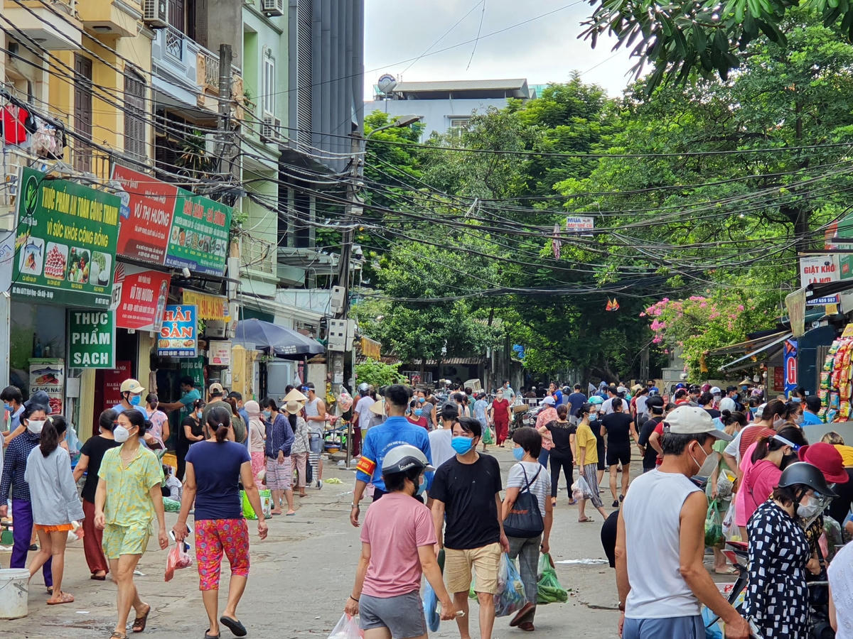 Trái ngược với khung cảnh đìu hiu của chợ Nghĩa Tân, chợ Dịch Vọng (Cầu Giấy) lại đông đúc và tấp nập hơn thường nhật.
