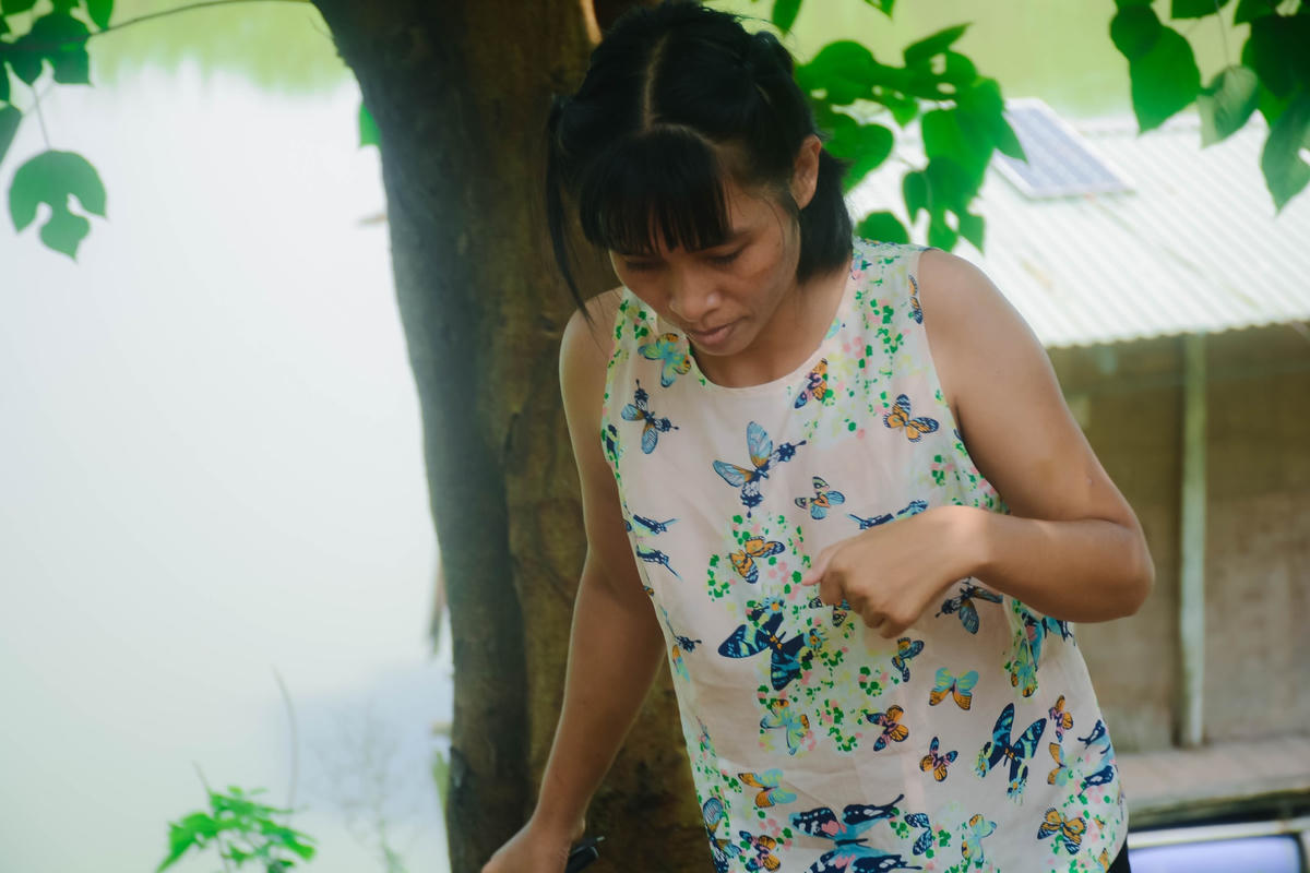 Cũng như, gần 30 hộ dân khác tới sinh sống ở bãi giữa sông Hồng, chị Dương Thị Hường (38 tuổi quê Thanh Hóa) chia sẻ: “Hơn 20 năm về trước chị cũng có một mái ấm gia đình như bao người khác. Một ngày đầu đông 19 năm trước do hoàn cảnh gia đình nghèo khó, chồng chị sang nước Lào kiếm sống, nhưng không may, anh đã ra đi mãi mãi không quay trở lại. Buồn vì người chồng mình yêu thương đã mất, chán cảnh nghèo khó, chị bước chân xuống thành phố Hà Nội làm việc”.